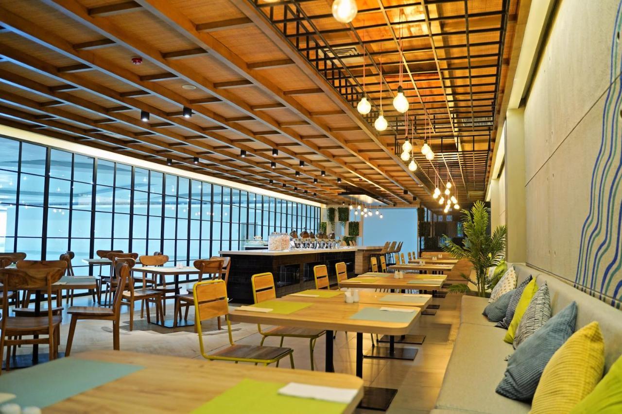 Palm Park Hotel Surabaya Exterior foto