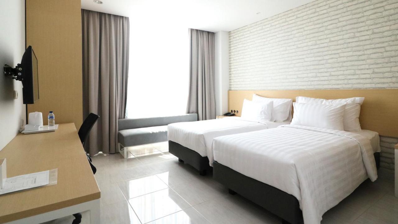 Palm Park Hotel Surabaya Exterior foto